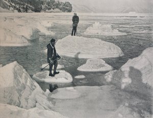 キャンベルとプリーストリーがパンケーキアイスに浮かぶ、1912年、1913年 作： G. Murray Levick