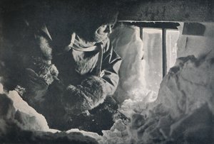 アデア岬の小屋の窓からのドリフトの解消、1913年、1913年 作： G. Murray Levick