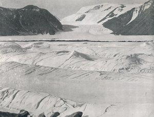 プリーストリー氷河の入り口にあるクレバスドアイス、c1911、1913 作： G. Murray Levick