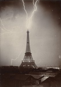 エッフェルタワーストライクバイライトニング、1902年（ゼラチンシルバープリント） 作： Gabriel Loppe