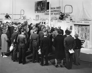 製品のデモ、ニューヨークワールドフェア、1939 作： Gabriel Moulin