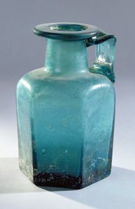六角ボトル、1〜2世紀（ガラス） 作： Gallo Roman