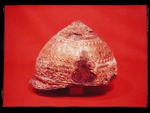 紀元前275～225年頃、ウール県アムフルヴィル出土のヘルメット（ブロンズ、鉄、金、エナメル）（128301も参照 作： Gaulish