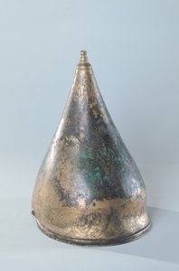 マルヌベルル（ブロンズ）の墓から刻まれた装飾が施されたヘルメット（128317も参照）