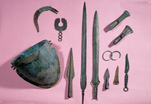 ガリア美術：テイル・ア・ビリー・シュル・ロワールのブロンズ製ヘルメット、斧、鎌、装飾品、エピー、ブレスレット、スパイク。紀元前1150年から950年。サン＝ジェルマン＝アン＝レイ、古代博物館 作： Gaulish Gaulish