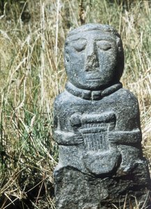 ガリアの遺跡。1988年にコート・ダルモールのポーレにあるサン・シンフォリアンで発見された竪琴を持つ彫像(22) 作： Gaulish Gaulish