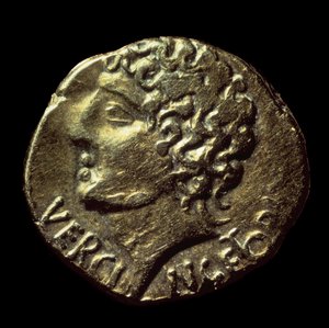 ガリアの金製スタテール（Arvernes）には、紀元前52年に排出されたVercingetorix（紀元前72〜46年）の肖像が描かれています。パリ、B.N.