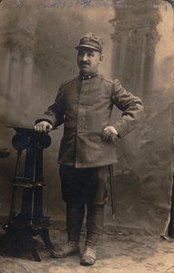 アルバム「The GM R. Army (World War I)」：第23連隊の兵士たち。国別の制服を着たテリトリアル・ミリシア(白黒写真) 作： Gemmi Gemmi