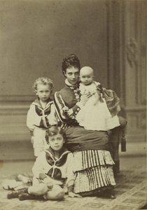 マリア・フョードロヴナ大公と子供たち、ニコラス・アレクサンドロヴィチ、ジョージ…、c. 1875年。 作： Georg Emil Hansen