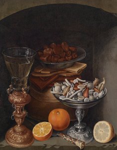 ワイングラス、オレンジ、マッシュルームとシルバーカップのプレート、17世紀初頭の静物。 作： Georg Flegel