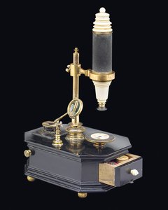 複合ボックス型顕微鏡、c.1775（木材、金属、ガラス）（1113959-61も参照） 作： Georg Friedrich Brander
