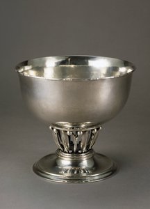 槌目と鏨（たがね）が施された銀製のフルーツボウル 作： Georg Jensen