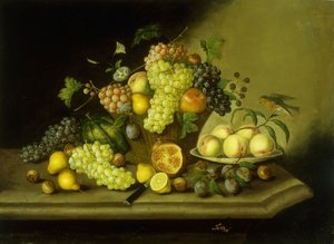 ブドウのバスケットと石の棚にミックスフルーツのある静物 作： Georg Seitz