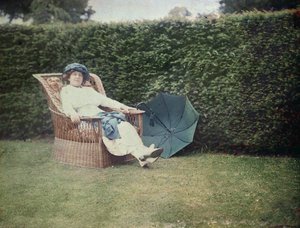 ガーデンチェアに座る女性（オートクローム） 作： George Bernard Shaw