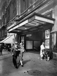 ロンドン、ウェストミンスター市、ウェストミンスター地下鉄駅への入り口 作： George Davison Reid