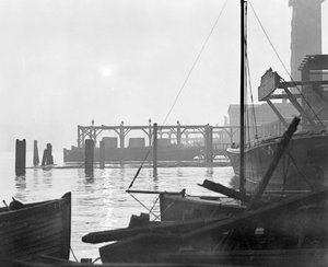 1930 年代初頭、ロンドン、東を望むランベスのウォーター フロントの日の出
