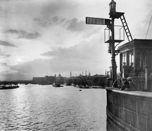 タワー ブリッジ、ステップニー、タワー ハムレッツ、ロンドンから上流を見る 作： George Davison Reid