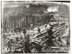 アムステルダムのヴァン ディーメン通りの建設現場で働く建設労働者 作： George Hendrik Breitner
