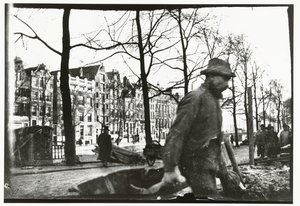 アムステルダム市庁舎通りの突破口 作： George Hendrik Breitner