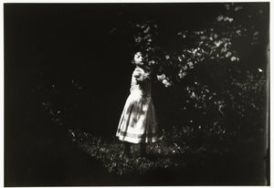 庭の少女の肖像画 作： George Hendrik Breitner