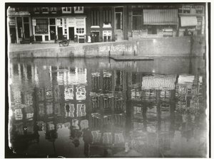 アムステルダムの Singel 377 から 385 の水に映る運河の家々 作： George Hendrik Breitner