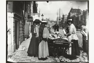 アムステルダムのローキンの手押し車からの路上販売 作： George Hendrik Breitner