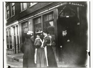 アムステルダムの Runstraat にある Koggink テイスティング ルームの前の通りにいる 4 人の若い女性 作： George Hendrik Breitner