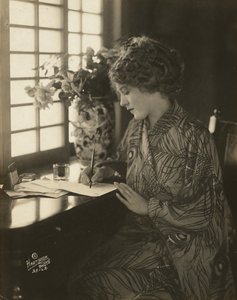 メアリー・ピックフォード、着物を着て机に向かって書き物、1918年頃（白黒写真） 作： Bartolome Esteban and studio Murillo