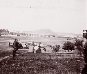 カリフォルニア州チャタヌーガの向かいにあるブリッジ ビルダーズ キャンプ。 1864年。 作： George N. Barnard