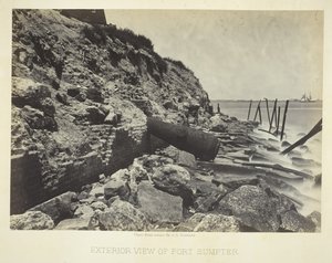 フォート サンプターの外観、1866 年。 作： George N. Barnard