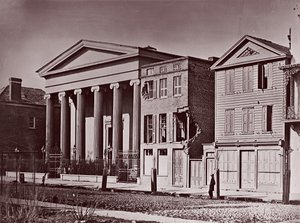 ハイバーニアン ホール、チャールストン、カリフォルニア州。 1864年。 作： George N. Barnard