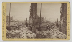 1871年、1871年のシカゴ火の後に東を向いているラサールストリートの角からのワシントンストリートのステレオグラフ（カードマウントのbw写真） 作： George N. Barnard