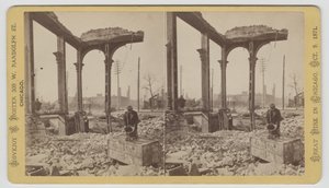1871年、1871年のシカゴ火災後の遺跡の中で金庫を冷やす男の立体写真（カードマウントのbw写真）