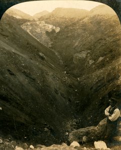 ニュージーランド、タラウェラ山の噴火口、c1909。 作： George Rose
