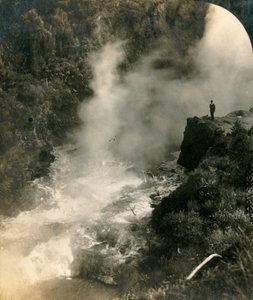 シャンパーニュの大釜、ワイラケイ、ニュージーランド、c1909。 作： George Rose