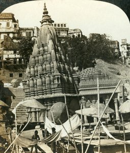 ガンジス川のほとりの寺院、ベナレス、インド、c1909。 作： George Rose