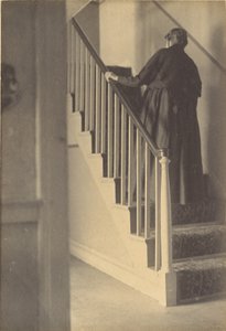 [階段を昇る女］ 作： George W. Hewitt