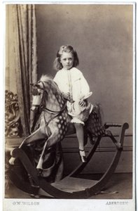 ロッキングホースに座っている少女、1860年代（アルブメンプリント） 作： George Washington Wilson