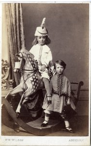 1860年代に立っている別の女の子とロッキングホースの帽子をかぶった少女（アルブメンプリント）