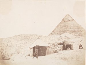 1851 年、カフラー チェフレン王のピラミッドの敷地にあるテントの前の写真家。 作： George Wilson Bridges
