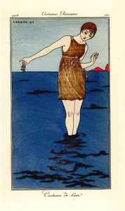 カニを保持しているビーチで海で彼女の足首まで水着を着た女性。 コスチューム・ド・ベイン。 Tommaso Antongini の Journal des Dames et des Modes、Aux Bureaux du Journal からの George Barbier によるイラストの後に手彩色された pochoir (ステンシル) エッチング 作： Georges Barbier