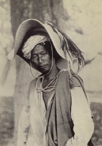 ビルマ: 暑い日の帽子をかぶったシャン族の商人 (白黒写真) 作： Georges Bertin Scott