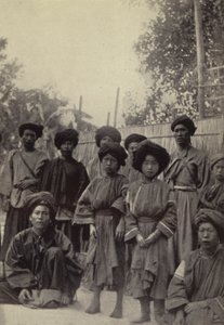ビルマ: リソー族の男性と女性のグループ (白黒写真) 作： Georges Bertin Scott