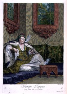 ソファでタバコを吸うトルコ人女性