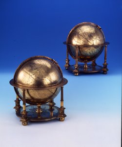 1579年、スルタンムラド3世のトゥグラとラテン語の碑文が描かれた、地球儀と天体の地球儀のペア