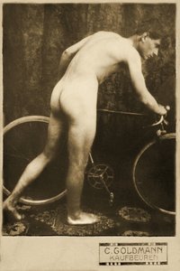 裸のサイクリストのキャビネカード、1898年頃（セピア写真）