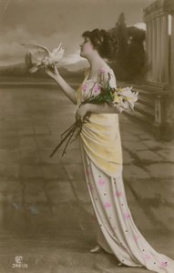 百合と鳩を持つ美しい少女の絵葉書、1913年（手彩色写真）。