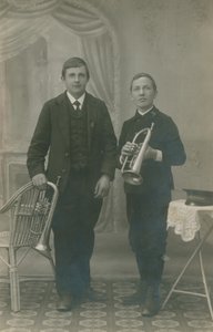 トランペットを持った2人の若者（1人はハイルサルミーの制服を着ている）の絵葉書、1913年送付（モノクロ写真