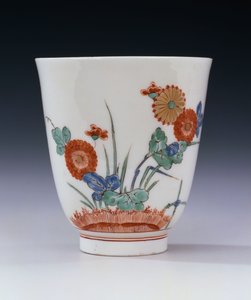 菊と草で描かれたボットガー酒井田柿右衛門フレアビーカー、1725年頃 作： German School