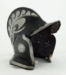 ブルゴネット、17世紀初頭（黒い絵の具と革の痕跡を伴う鋼と鉄） 作： German School